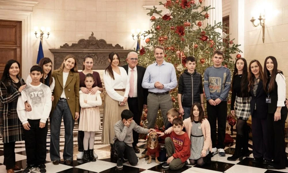 Στόλισε χριστουγεννιάτικο δέντρο στο Μαξίμου ο Κυριάκος Μητσοτάκης